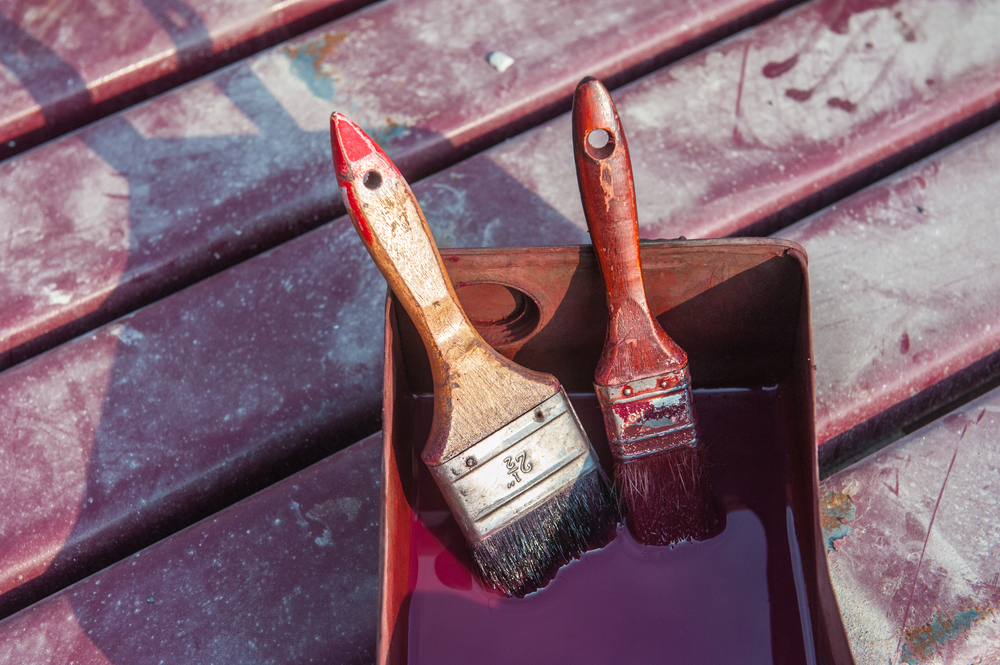 Container,Cleaning,Brush,Paint,On,The,Steel,Floor.